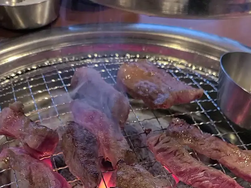 불판 위에서 익어가는 갈비