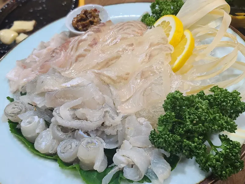 다양한 종류의 회가 담긴 모둠회