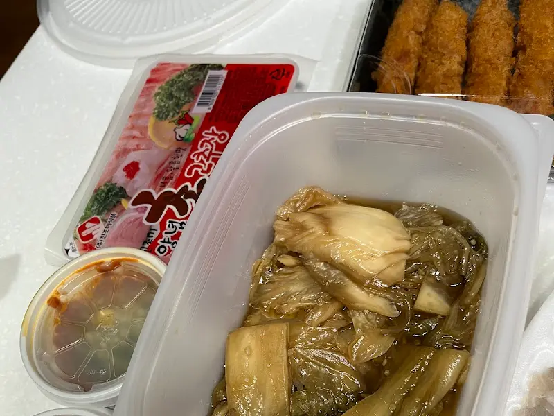 싱싱한 해산물과 곁들임 반찬들