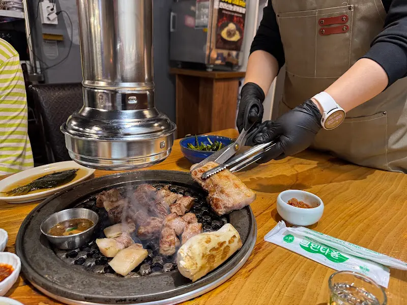 직원분이 직접 구워주는 고기