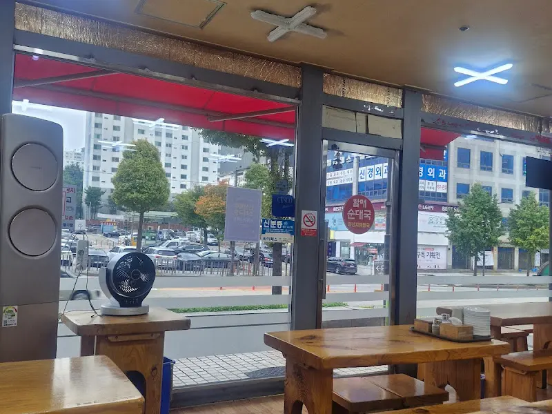 창밖 풍경이 보이는 테이블