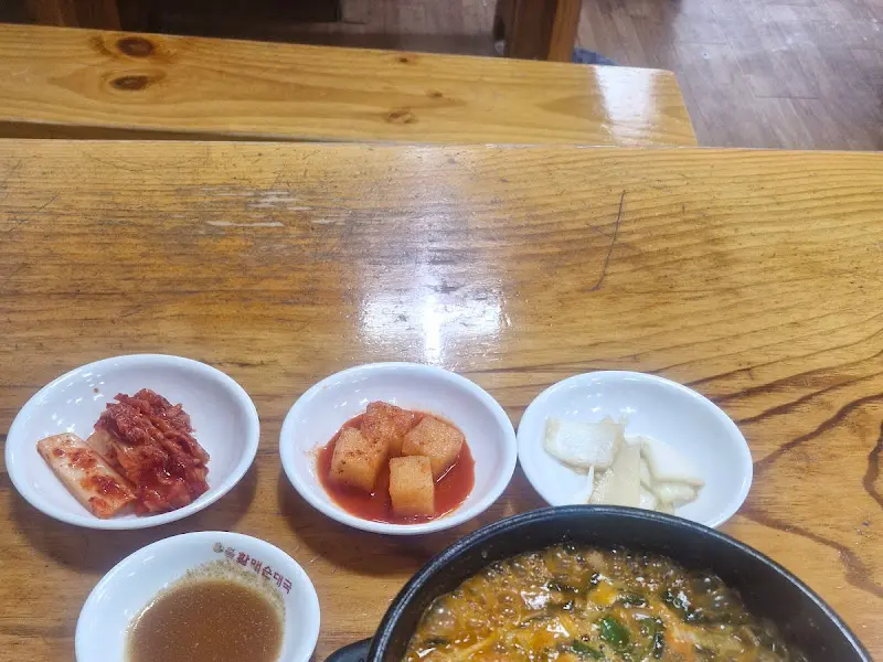 깔끔하게 담겨 나온 밑반찬