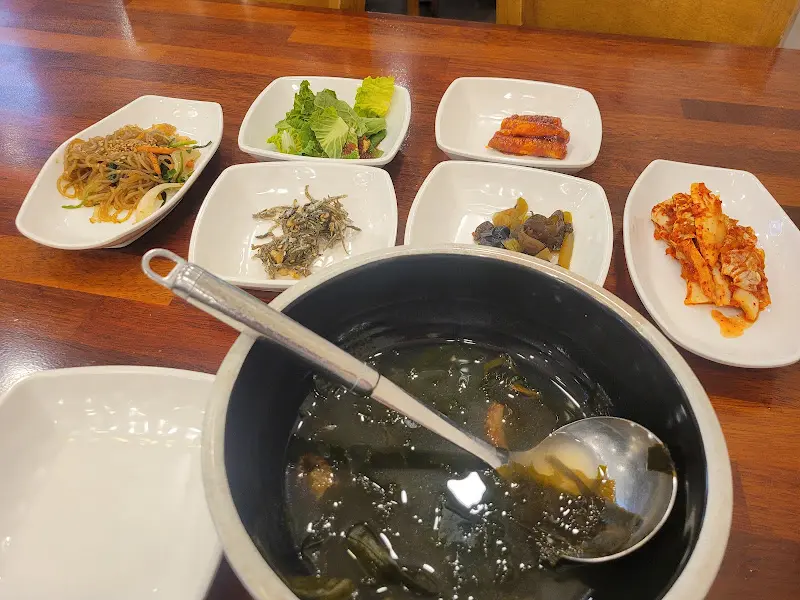 다양한 밑반찬이 담긴 접시들의 모습