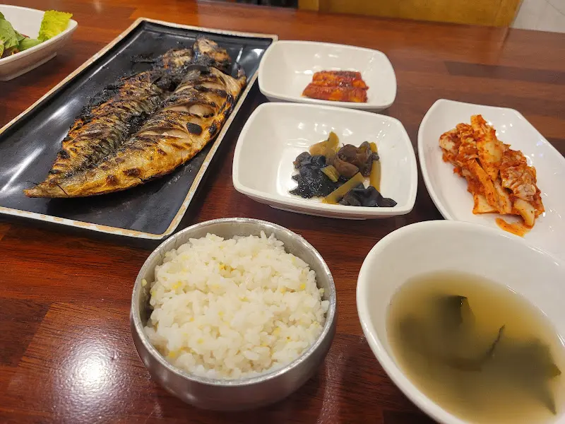 노릇하게 구워진 고등어 구이와 밥, 김치 등이 놓인 테이블