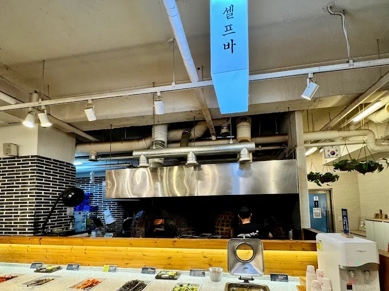 다양한 밑반찬이 놓여있는 셀프바의 모습