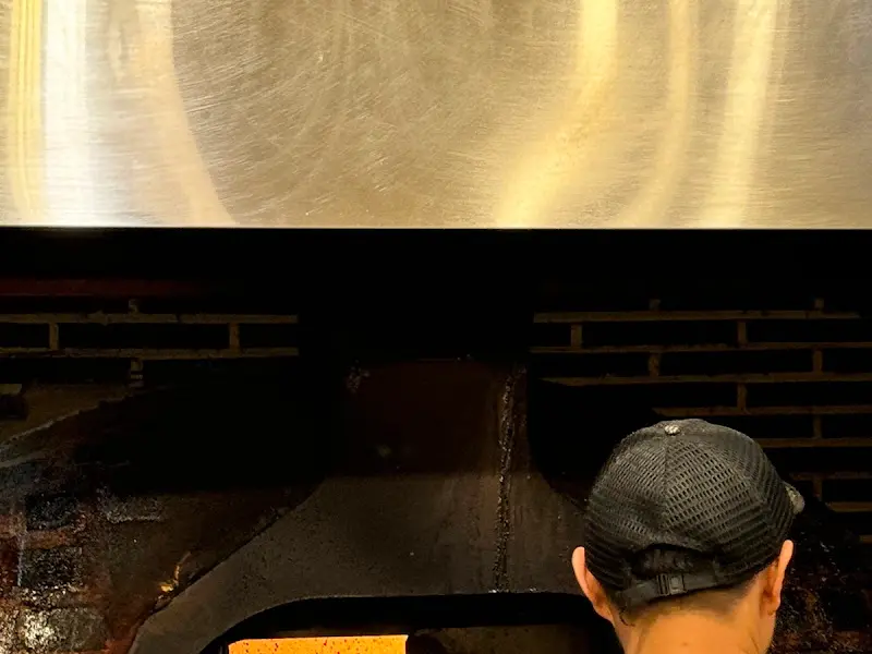 화덕에서 생선을 굽는 모습