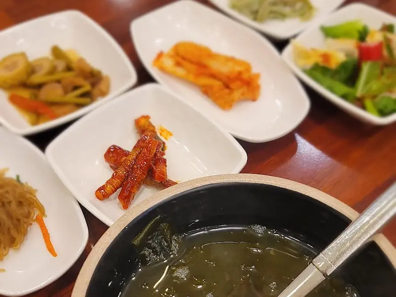 밑반찬이 담긴 접시들의 모습