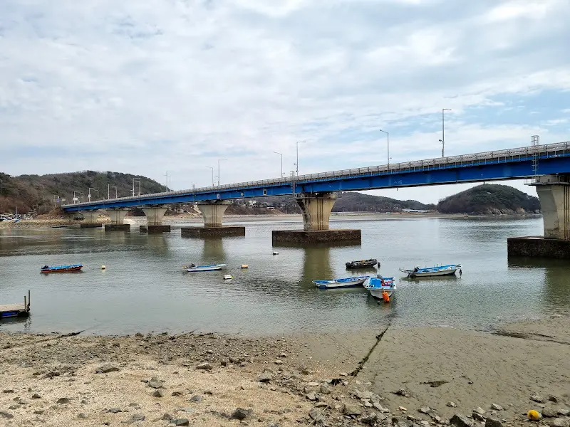 영흥대교의 웅장한 모습. 섬과 섬을 이어주는 다리의 아름다움.