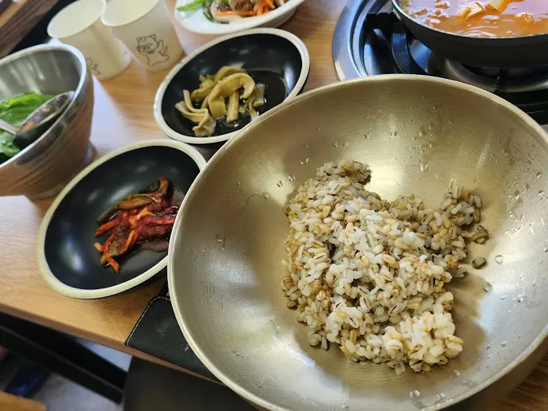 놋쇠 그릇에 담겨 나온 보리밥