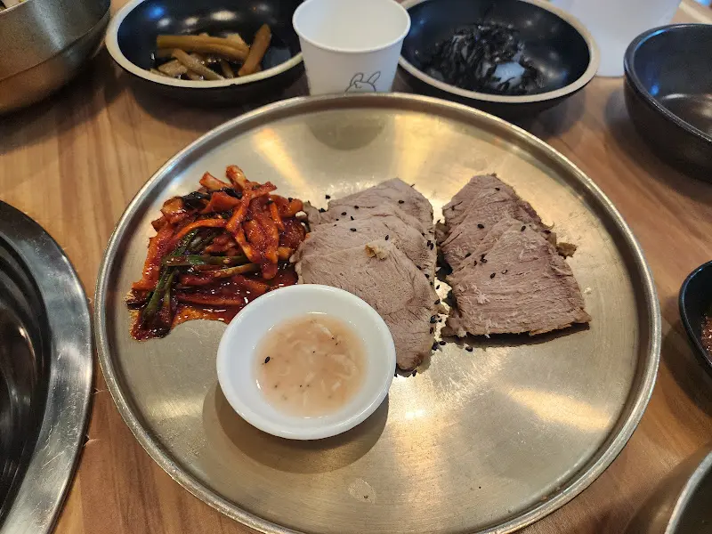 윤기가 흐르는 돼지고기 수육과 매콤한 무침