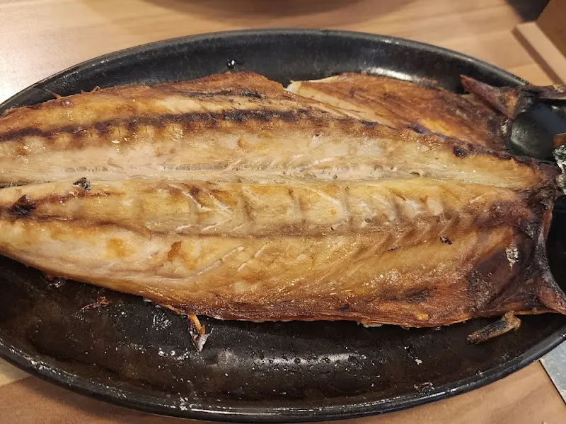 노릇하게 구워진 고등어 구이
