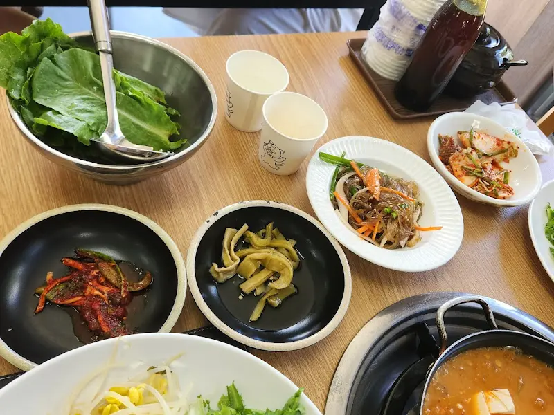 다양한 밑반찬이 정갈하게 담겨 나오는 모습