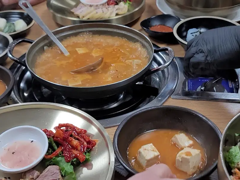 청국장이 뚝배기에 담겨 테이블에서 끓여지는 모습