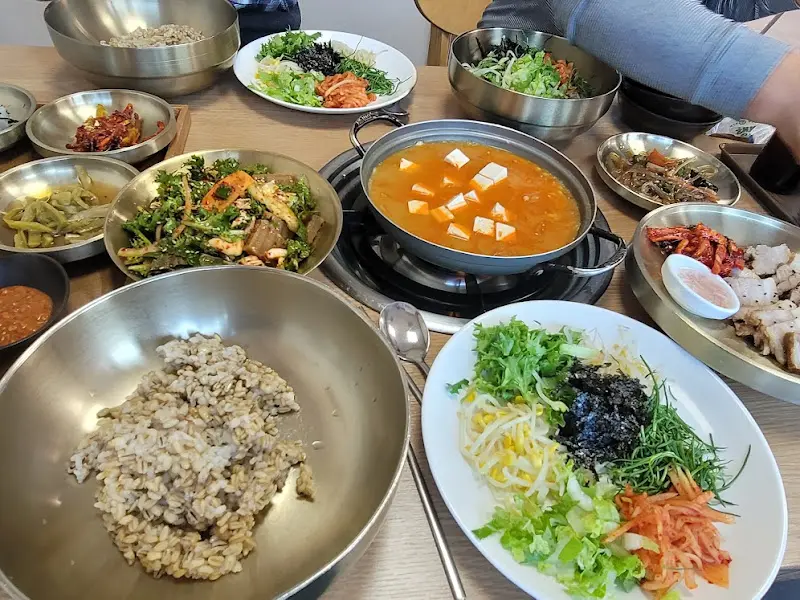 푸짐하게 차려진 한 상