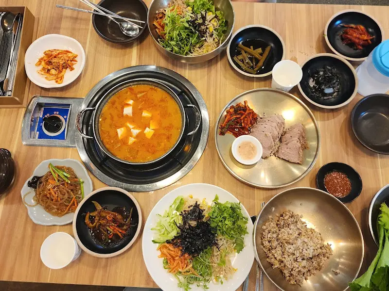 항공샷으로 찍은 푸짐한 한 상 차림