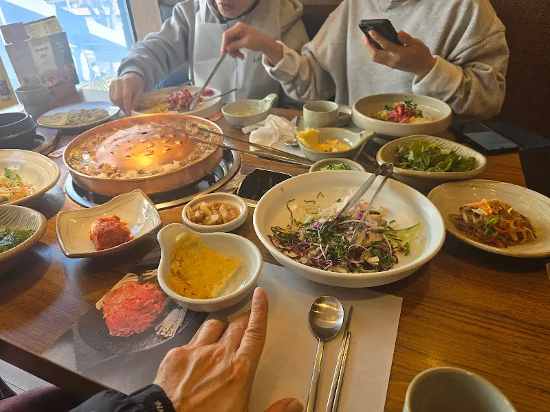 한상 가득 차려진 밑반찬