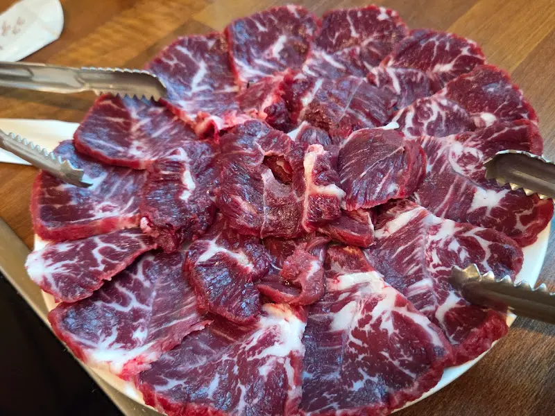 접시 가득 담긴 두툼한 생고기