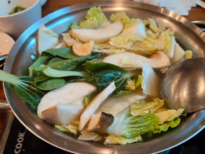 신선한 야채가 듬뿍 들어간 샤브샤브 육수