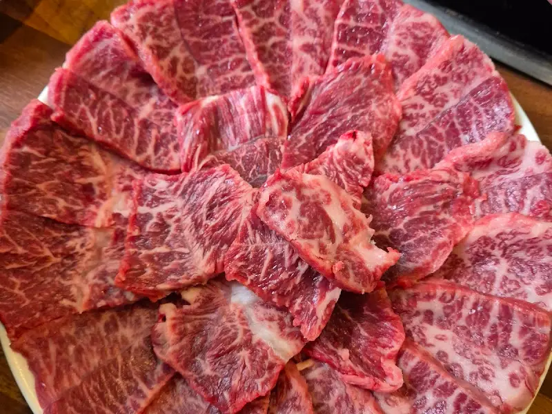 접시 가득 담긴 신선한 생고기