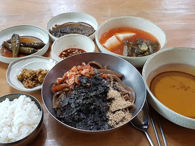 도토리묵밥과 기본 반찬