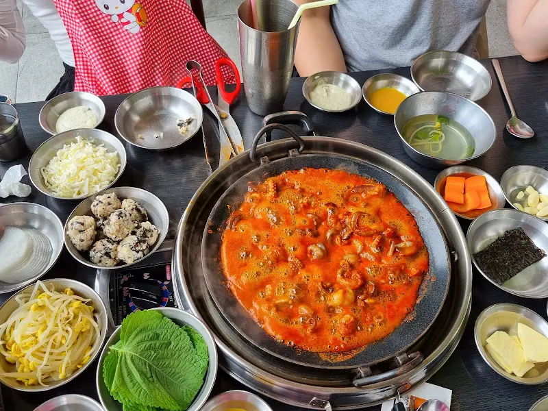 쭈꾸미 볶음과 다양한 곁들임