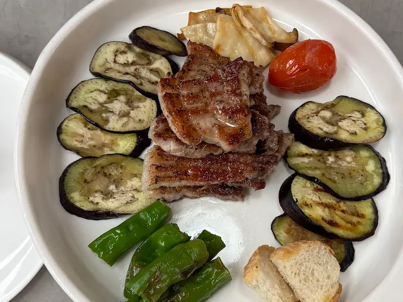 구워진 한돈과 가니쉬