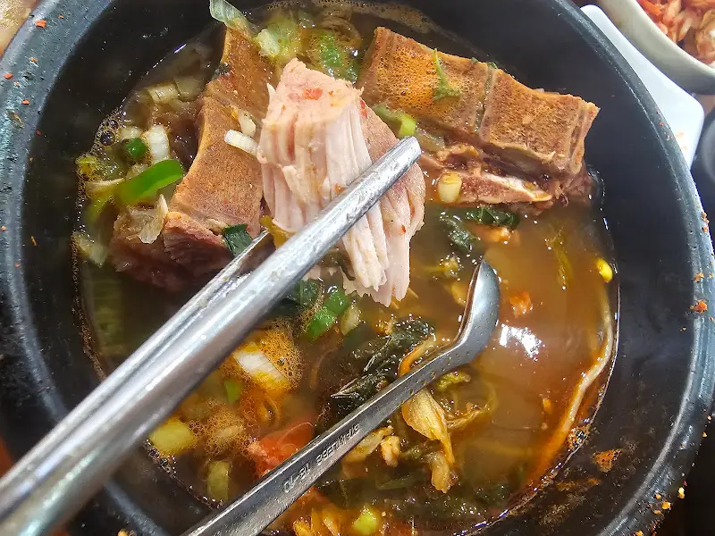 감자탕 속 돼지 등뼈