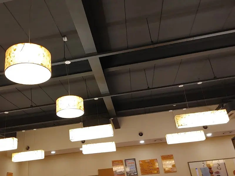 진미감자탕 내부 조명