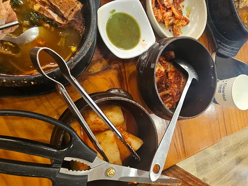 감자탕과 밑반찬