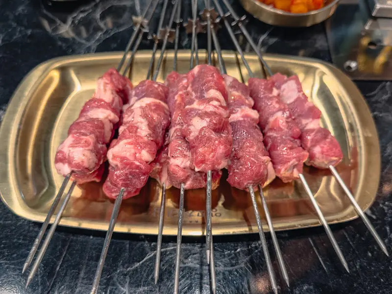 신선한 생고기 양꼬치