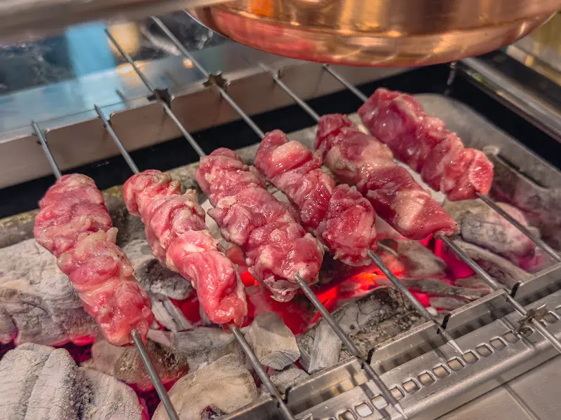 숯불 위에서 익어가는 양꼬치