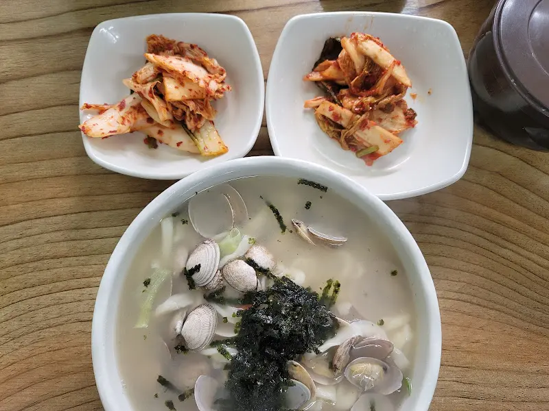 칼국수와 김치의 조화