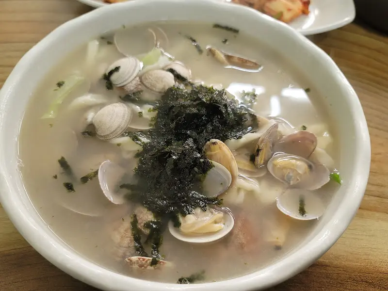 바지락이 듬뿍 들어간 칼국수