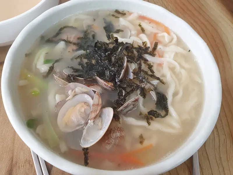 푸짐한 칼국수 한 그릇