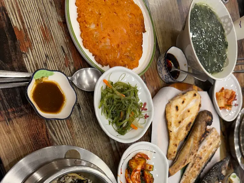 다양한 밑반찬과 생선구이