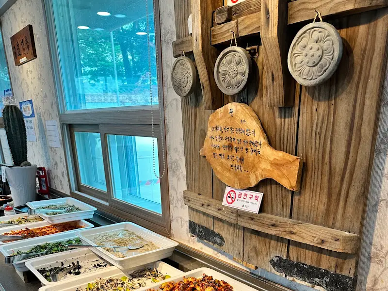 다양한 한식 뷔페 음식들