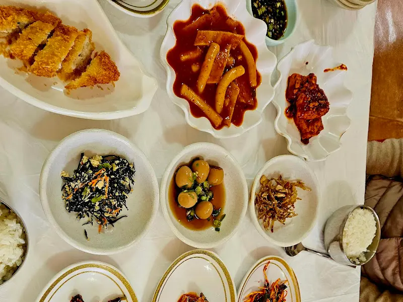 푸짐하게 차려진 한상차림