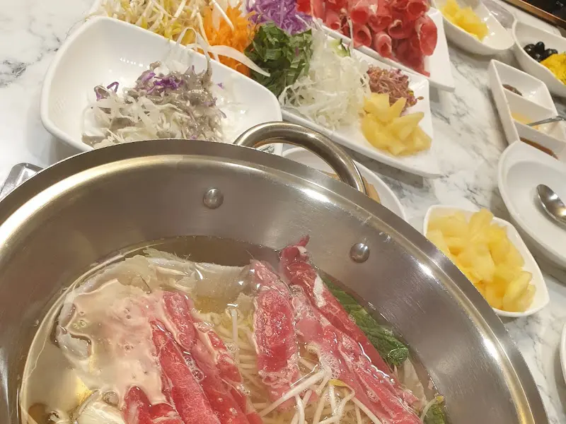 냄비 안에서 끓고 있는 샤브샤브