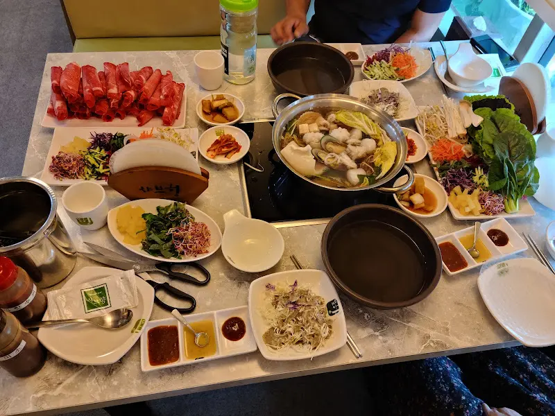 테이블 가득 차려진 샤브샤브 재료