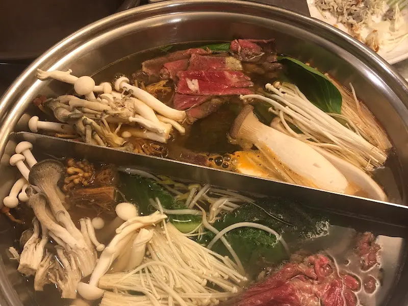 냄비 안에서 익어가는 샤브샤브 재료들