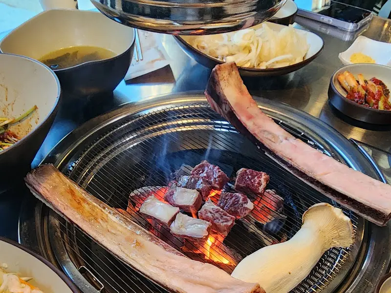 숯불 위에서 익어가는 우대갈비