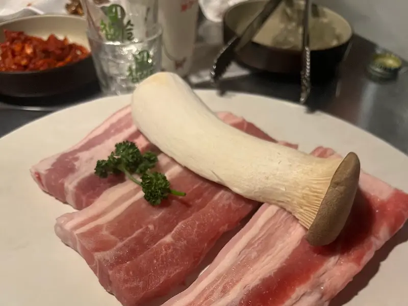 신선한 재료가 돋보이는 돼지고기 한 상