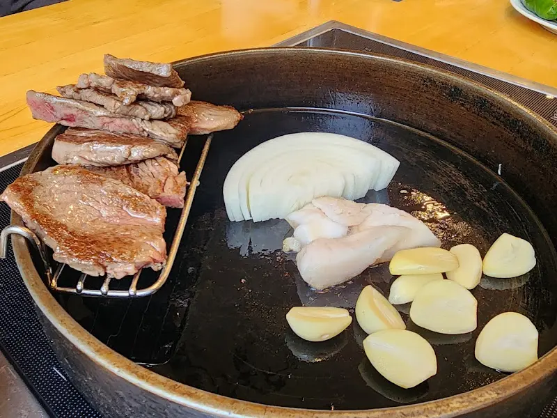 무쇠판에 구워진 소고기