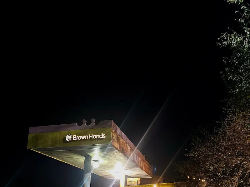 밤에 촬영된 브라운핸즈 간판