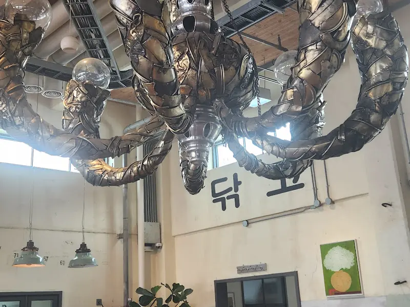 카페 내부에 설치된 샹들리에