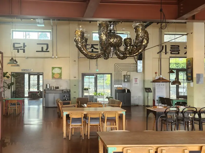 카페 내부 테이블 좌석