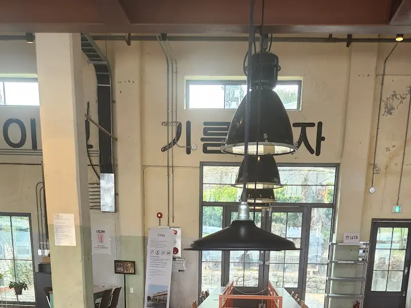 카페 내부 조명