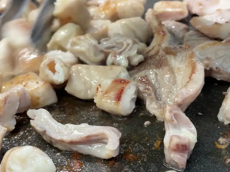 불판 위에서 익어가는 곱창