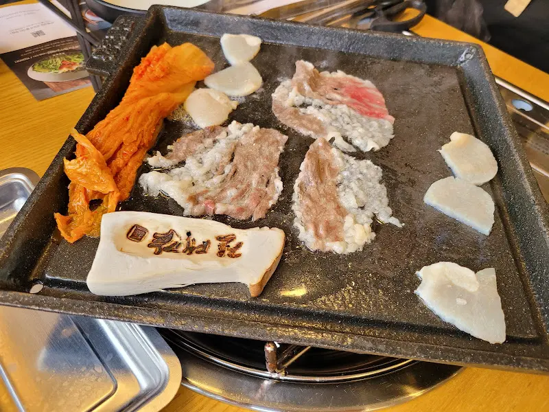 불판 위에서 지글지글 익어가는 차돌박이, 관자, 묵은지