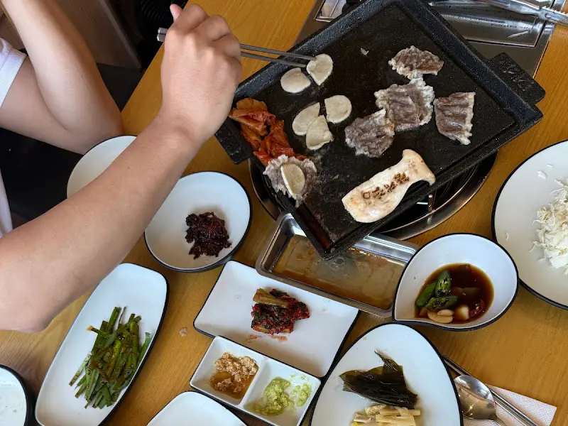 차돌박이와 관자를 초밥 위에 올려 한 입에 쏙